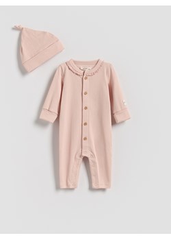 Reserved - Dzianinowy pajacyk z czapką - brudny róż ze sklepu Reserved w kategorii Odzież dla niemowląt - zdjęcie 187795913