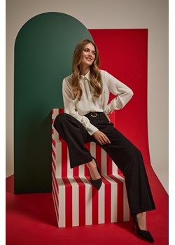 Spodnie w kant z paskiem czarne ze sklepu Moodo.pl w kategorii Spodnie damskie - zdjęcie 187795951