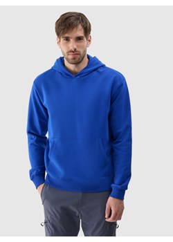 Bluza dresowa nierozpinana z kapturem męska 4F 4FWSS25TSWSM1749 - niebieska ze sklepu Sportstylestory.com w kategorii Bluzy męskie - zdjęcie 187797423