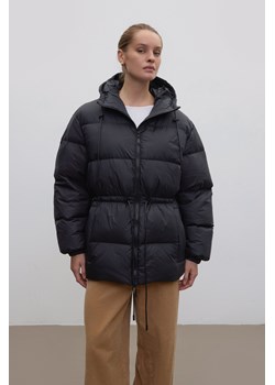 Estro: Czarna kurtka damska ze ściągaczem w pasie wypełniona puchem gęsim ze sklepu Estro w kategorii Kurtki damskie - zdjęcie 187801404
