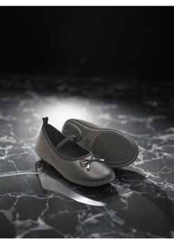 Sinsay - Balerinki wykonane z imitacji skóry - czarny ze sklepu Sinsay w kategorii Balerinki dziecięce - zdjęcie 187802884