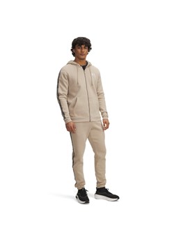 Męskie spodnie dresowe Under Armour UA Icon Fleece Jogger Taping - beżowe ze sklepu Sportstylestory.com w kategorii Spodnie męskie - zdjęcie 187818024