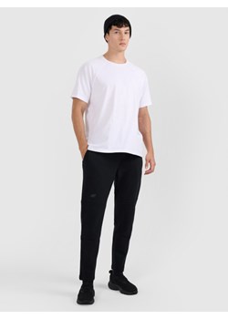 Męskie spodnie dresowe 4F 4FWAW25TTROM1193 - czarne ze sklepu Sportstylestory.com w kategorii Spodnie męskie - zdjęcie 187822041