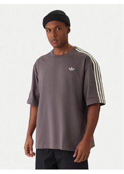 adidas T-Shirt adicolor 3-Stripes KE1591 Szary Oversize ze sklepu MODIVO w kategorii T-shirty męskie - zdjęcie 187823684