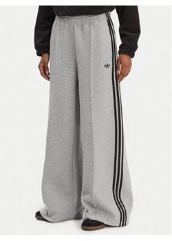 adidas Spodnie dresowe adicolor Spacer 3-Stripes JV7497 Zielony Wide Leg ze sklepu MODIVO w kategorii Spodnie damskie - zdjęcie 187828040