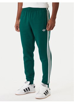 adidas Spodnie dresowe 3-Stripes KE3559 Zielony Slim Fit ze sklepu MODIVO w kategorii Spodnie męskie - zdjęcie 187828152