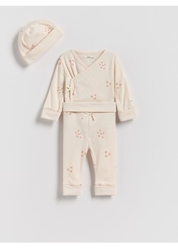 Reserved - Dzianinowy komplet z czapką - kremowy ze sklepu Reserved w kategorii Komplety niemowlęce - zdjęcie 187831844