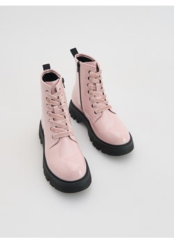 Reserved - Lakierowane trapery - pastelowy róż ze sklepu Reserved w kategorii Buty zimowe dziecięce - zdjęcie 187852614