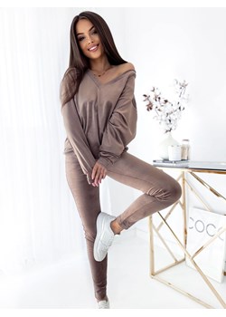 bluza welurowa w serek one size polski producent mielczarkowski -  cappuccino ze sklepu STYLOWO w kategorii Bluzy damskie - zdjęcie 187854920