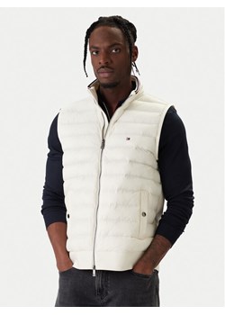 Tommy Hilfiger Kamizelka Mix Media Ess MW0MW41441 Écru Regular Fit ze sklepu MODIVO w kategorii Kamizelki męskie - zdjęcie 187855811