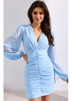 Dopasowana mini sukienka z bufiastymi rękawami błękitna ze sklepu intimiti.pl w kategorii Sukienki - zdjęcie 187858284