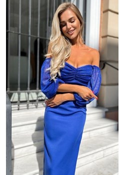 Dopasowana sukienka z bufiastymi rękawami błysk chabrowa ze sklepu intimiti.pl w kategorii Sukienki - zdjęcie 187862680