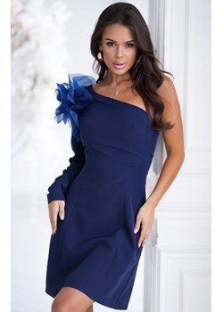 Asymetryczna krótka sukienka z ozdobnym kwiatem ze sklepu intimiti.pl w kategorii Sukienki - zdjęcie 187863270