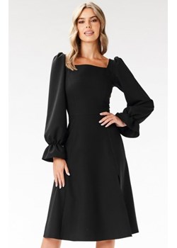 Awama A695 elegancka sukienka midi z dekoltem w karo czarna ze sklepu intimiti.pl w kategorii Sukienki - zdjęcie 187864001