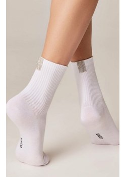 Conte skarpetki w prążki z błyszczącymi ozdobami białe ze sklepu intimiti.pl w kategorii Skarpetki damskie - zdjęcie 187865111