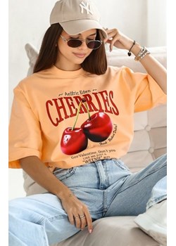 Oversizowy t-shirt cherries brzoskwiniowy ze sklepu intimiti.pl w kategorii Bluzki damskie - zdjęcie 187866303