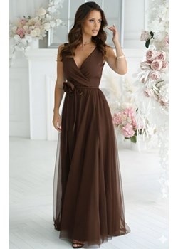 Efektowna długa sukienka z paskiem z różyczką brązowa ze sklepu intimiti.pl w kategorii Sukienki - zdjęcie 187866834