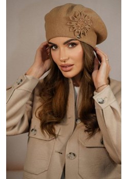 Wełniany beret damski Peonia piaskowy ze sklepu intimiti.pl w kategorii Berety damskie - zdjęcie 187867274