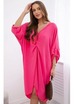 Sukienka oversize z dekoltem V różowa ze sklepu intimiti.pl w kategorii Sukienki - zdjęcie 187868744