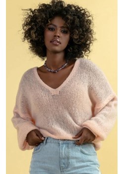 Fobya F1670 lekki sweter z wełny merynos pudrowy ze sklepu intimiti.pl w kategorii Swetry damskie - zdjęcie 187870614