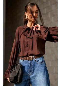 Isabel - bluzka z wiązaniem przy szyi brązowa ze sklepu intimiti.pl w kategorii Bluzki damskie - zdjęcie 187873743