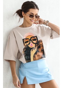 Oversizowy t-shirt damski Zamknięte oczy beżowy ze sklepu intimiti.pl w kategorii Bluzki damskie - zdjęcie 187874763
