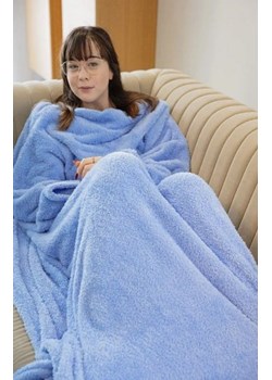 Niebieski koc z rękawami ze sklepu intimiti.pl w kategorii Szlafroki damskie - zdjęcie 187874954