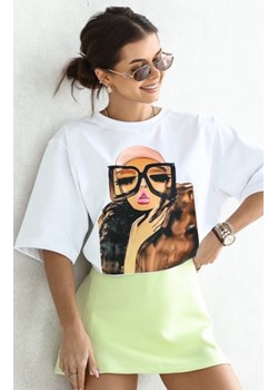 Oversizowy t-shirt damski Zamknięte oczy biały ze sklepu intimiti.pl w kategorii Bluzki damskie - zdjęcie 187876294