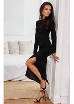 Dopasowana błyszcząca sukienka midi Rhea czarna z poduszkami ze sklepu intimiti.pl w kategorii Sukienki - zdjęcie 187877082
