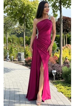 Asymetryczna długa sukienka z biżuteryjną ozdobą bordowa ze sklepu intimiti.pl w kategorii Sukienki - zdjęcie 187880794
