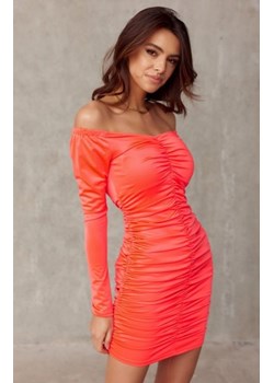 Dopasowana sukienka z marszczeniem z satyny pomarańczowa ze sklepu intimiti.pl w kategorii Sukienki - zdjęcie 187880984