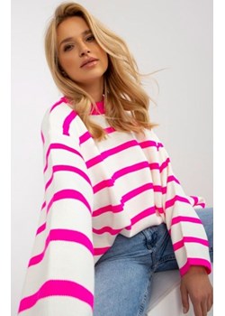 Oversizowy sweter w paski różowy ze sklepu intimiti.pl w kategorii Swetry damskie - zdjęcie 187882441
