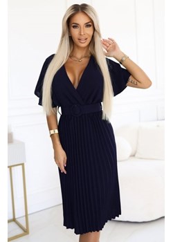 Numoco 607-3 LYRA plisowana sukienka midi z kopertowym dekoltem i szerokim paskiem ze sklepu intimiti.pl w kategorii Sukienki - zdjęcie 187889371