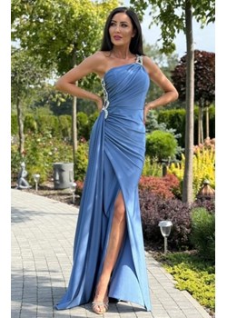 Asymetryczna długa sukienka z biżuteryjną ozdobą niebieska ze sklepu intimiti.pl w kategorii Sukienki - zdjęcie 187889394