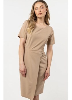 Awama A710 ołówkowa sukienka mini beżowa ze sklepu intimiti.pl w kategorii Sukienki - zdjęcie 187891304