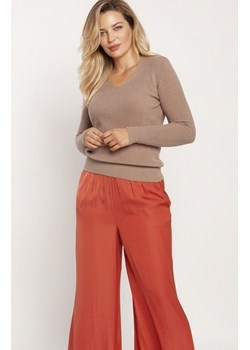 MKM SWE243 cienki sweterek w serek mocca ze sklepu intimiti.pl w kategorii Swetry damskie - zdjęcie 187892770