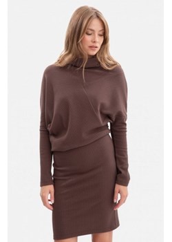 Bewear B309 sukienka bluzowana z dzianiny prążkowanej brązowa ze sklepu intimiti.pl w kategorii Sukienki - zdjęcie 187896263