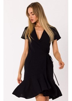 Moe M741 kopertowa sukienka z falbaną czarna ze sklepu intimiti.pl w kategorii Sukienki - zdjęcie 187898222