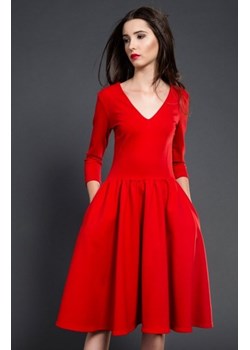 Kasia Miciak rozkloszowana midi sukienka czerwona ze sklepu intimiti.pl w kategorii Sukienki - zdjęcie 187898764