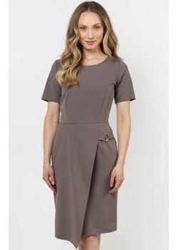 Awama A710 ołówkowa sukienka mini taupe ze sklepu intimiti.pl w kategorii Sukienki - zdjęcie 187900851