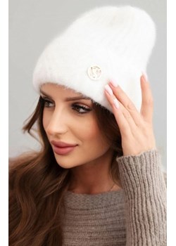 Zimowa czapka damska biała ze sklepu intimiti.pl w kategorii Czapki zimowe damskie - zdjęcie 187903594