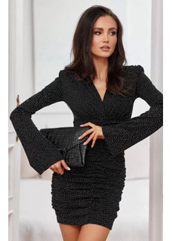 Elegancka czarna sukienka z diamencikami – dopasowana, z poduszkami na ramionach ze sklepu intimiti.pl w kategorii Sukienki - zdjęcie 187904733