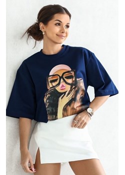 Oversizowy t-shirt damski Zamknięte oczy granatowy ze sklepu intimiti.pl w kategorii Bluzki damskie - zdjęcie 187905953