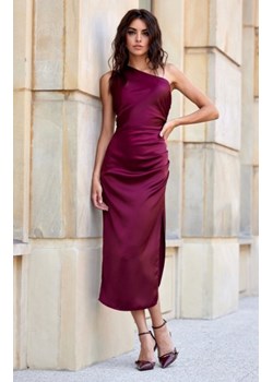 Satynowa sukienka midi na jedno ramię bordowa ze sklepu intimiti.pl w kategorii Sukienki - zdjęcie 187906293