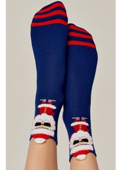 Skarpety z puszystą nicią i wzorem "Mikołaj" ze sklepu intimiti.pl w kategorii Skarpetki damskie - zdjęcie 187907450
