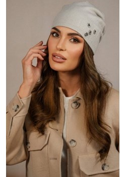 Kamea Marcus czapka z ozdobą z cyrkonii beżowa ze sklepu intimiti.pl w kategorii Czapki zimowe damskie - zdjęcie 187907784