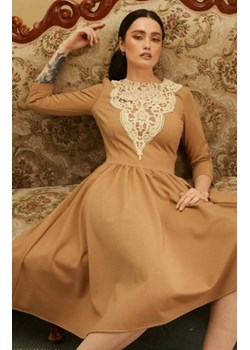 Karmelowa sukienka midi z koronką ze sklepu intimiti.pl w kategorii Sukienki - zdjęcie 187908343
