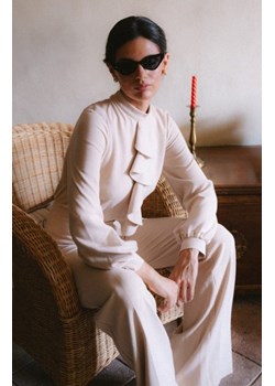 Stylove S420 kombinezon z żabotem beżowy ze sklepu intimiti.pl w kategorii Kombinezony damskie - zdjęcie 187909094