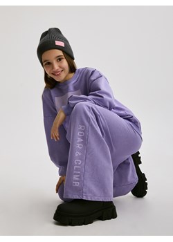 Reserved - Spodnie dresowe z nadrukiem - fioletowy ze sklepu Reserved w kategorii Spodnie dziewczęce - zdjęcie 187909442