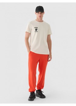Męskie spodnie dresowe joggery 4F 4FWMM00TTROM1140 - pomarańczowe ze sklepu Sportstylestory.com w kategorii Spodnie męskie - zdjęcie 187911122
